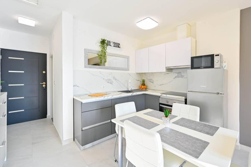 Apartment Noemi With A Direct Beach View Rabac Exteriör bild