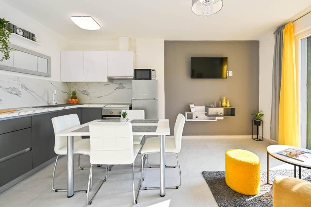 Apartment Noemi With A Direct Beach View Rabac Exteriör bild