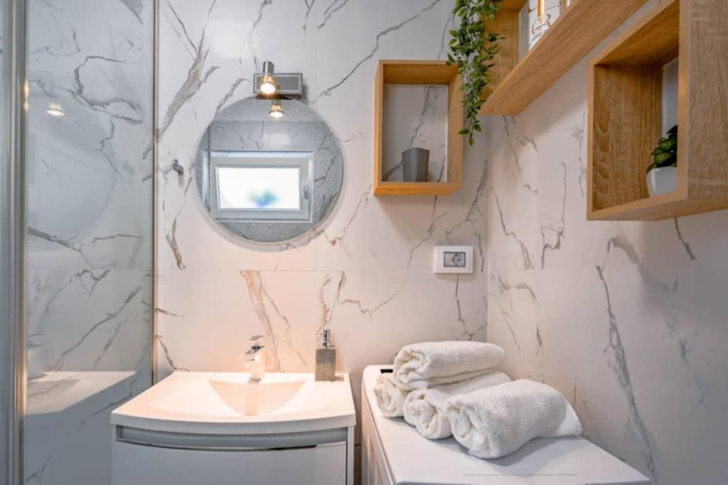 Apartment Noemi With A Direct Beach View Rabac Exteriör bild