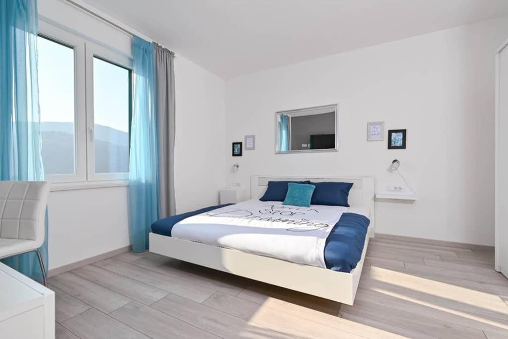 Apartment Noemi With A Direct Beach View Rabac Exteriör bild